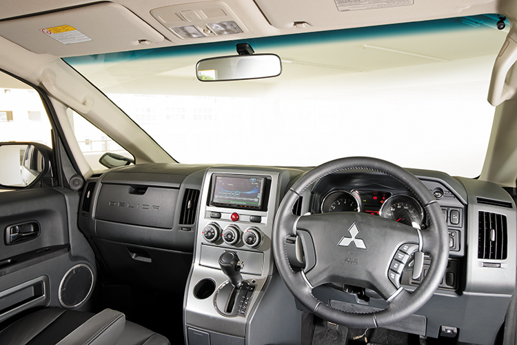 mitsubishi delica cockpit