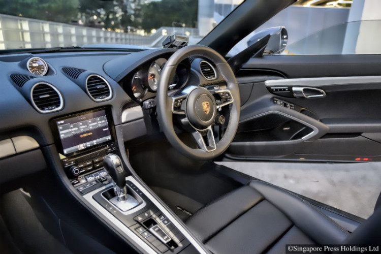 porsche 718 boxster s_cockpit