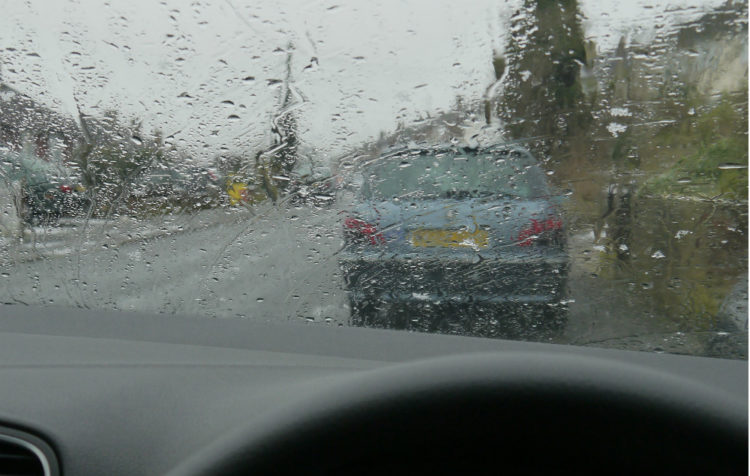 how-to-stay-safe-when-driving-in-the-rain_1