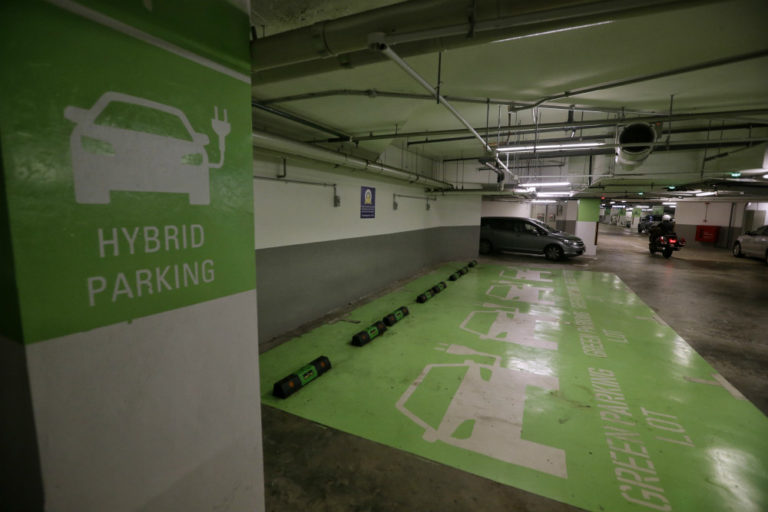Malls offering more choice parking spaces for "green" cars Torque