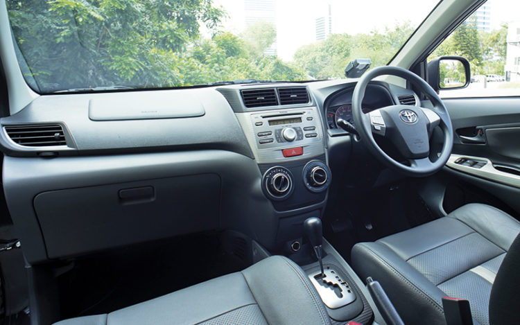 toyota avanza interior