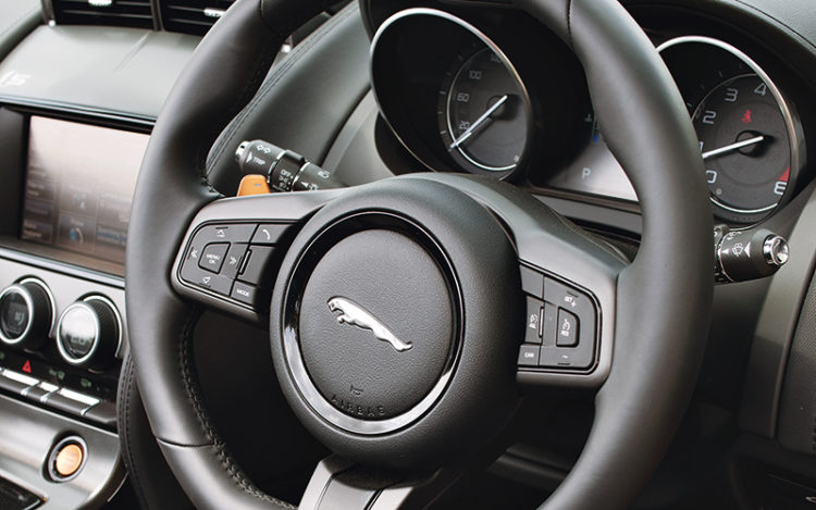 aguar-f-type-s-roadster-steering-wheel