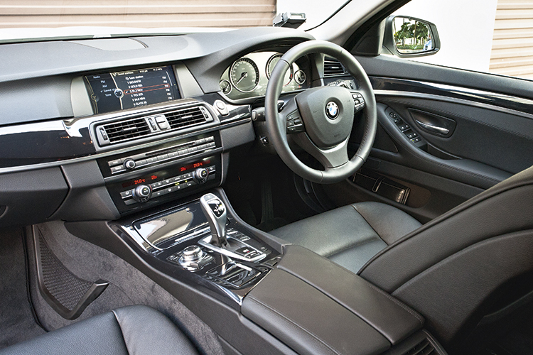 bmw 520i cockpit