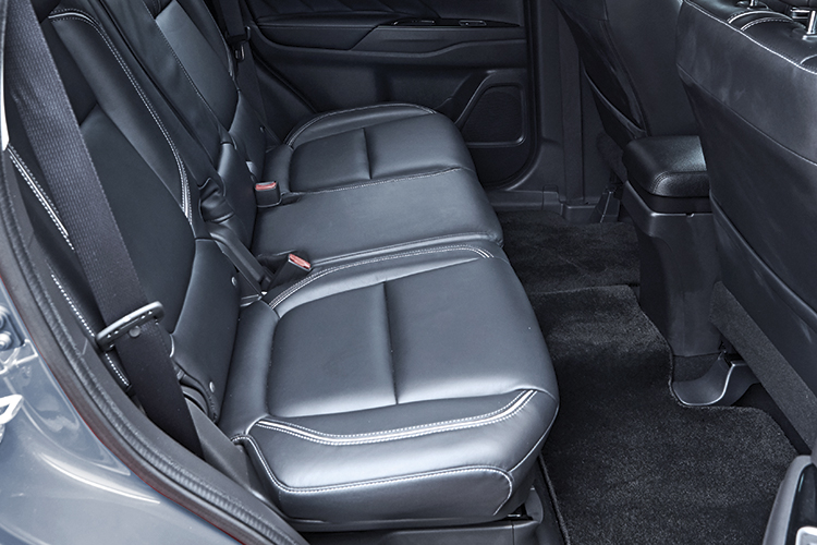 mitsubishi outlander phev backseat