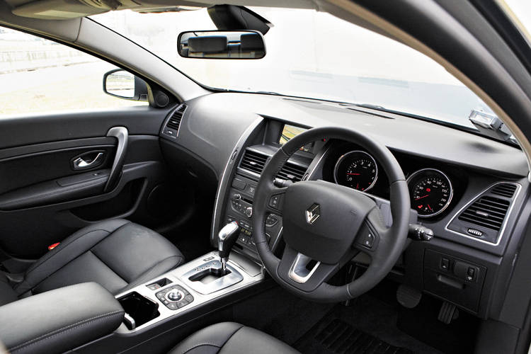 renault latitude cockpit