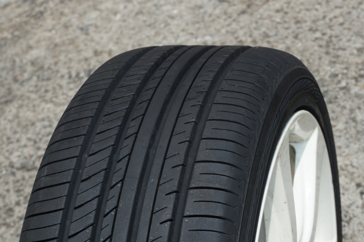 yokohama advan db v552 tyre review