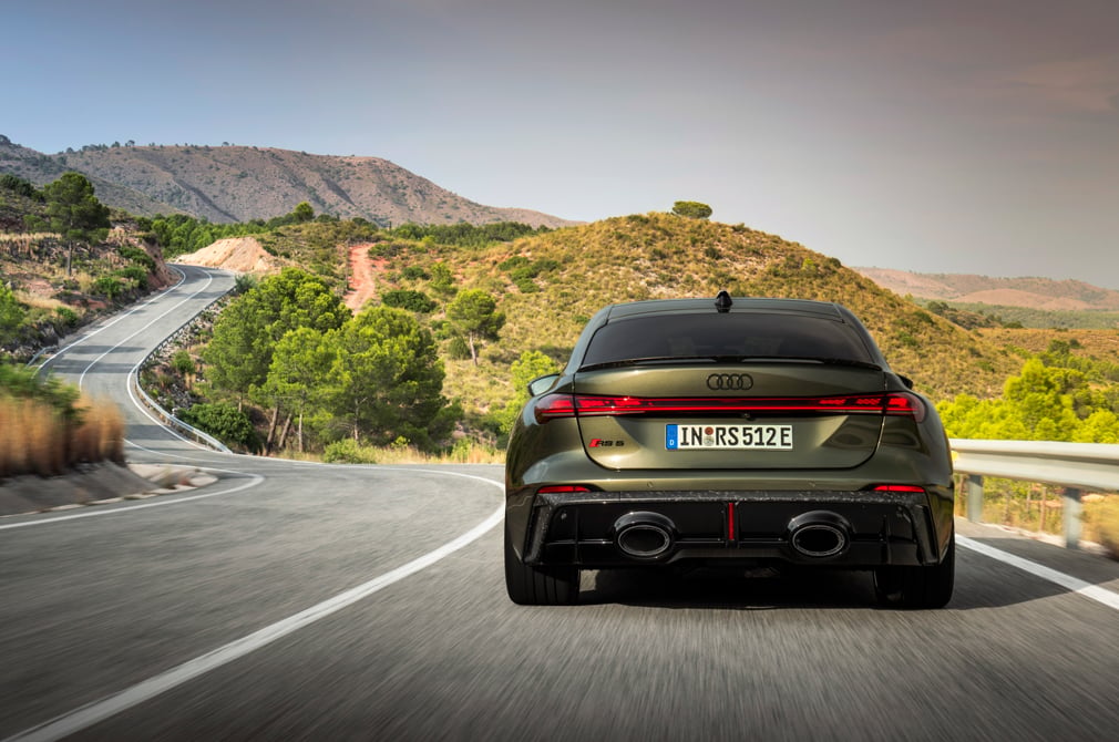 audi rs5 sedan rear tracking