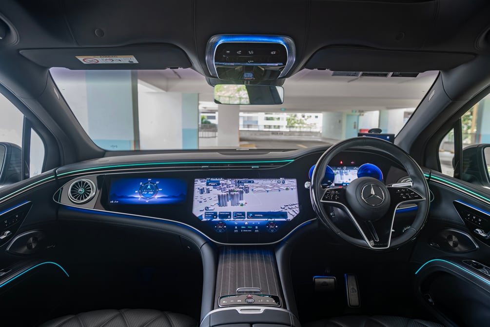 mercedes-maybach eqs680 suv cockpit